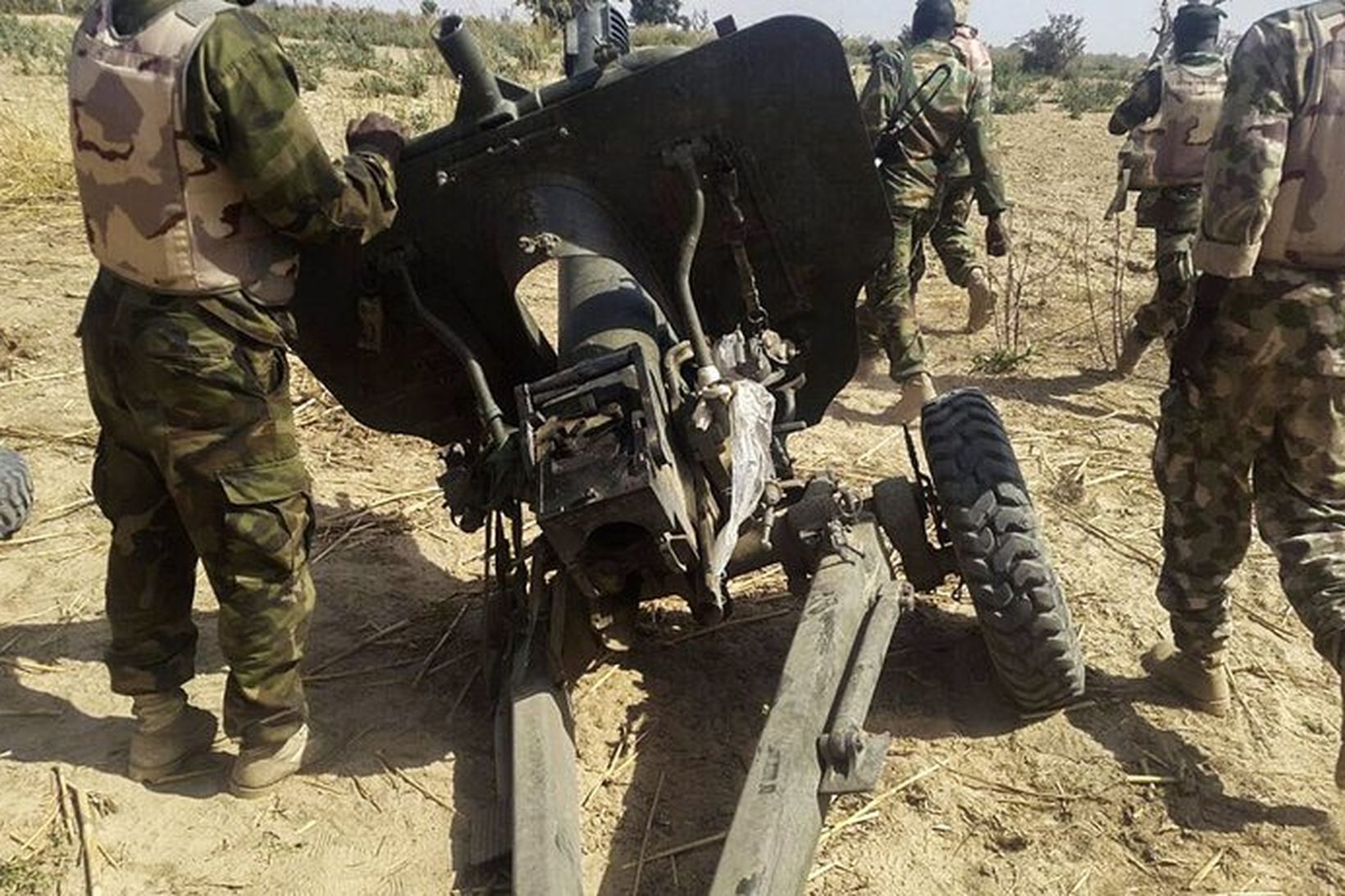 Nígerískir hermenn ganga framhjá vopnabúnaði Boko Haram-liða.