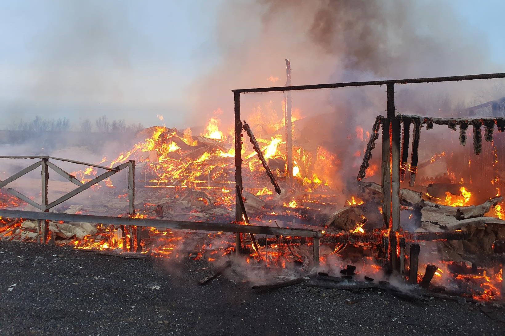 Bústaðurinn brann til grunna.