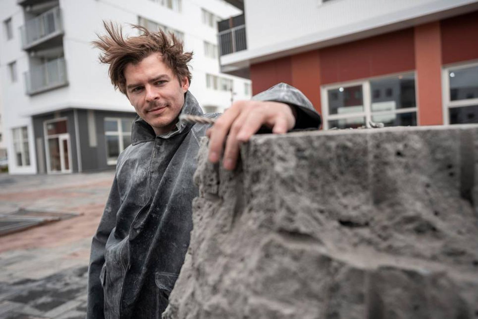 Matthías Rúnar Sigurðsson myndhöggvari við grágrýtishnullung sem fer senn að …