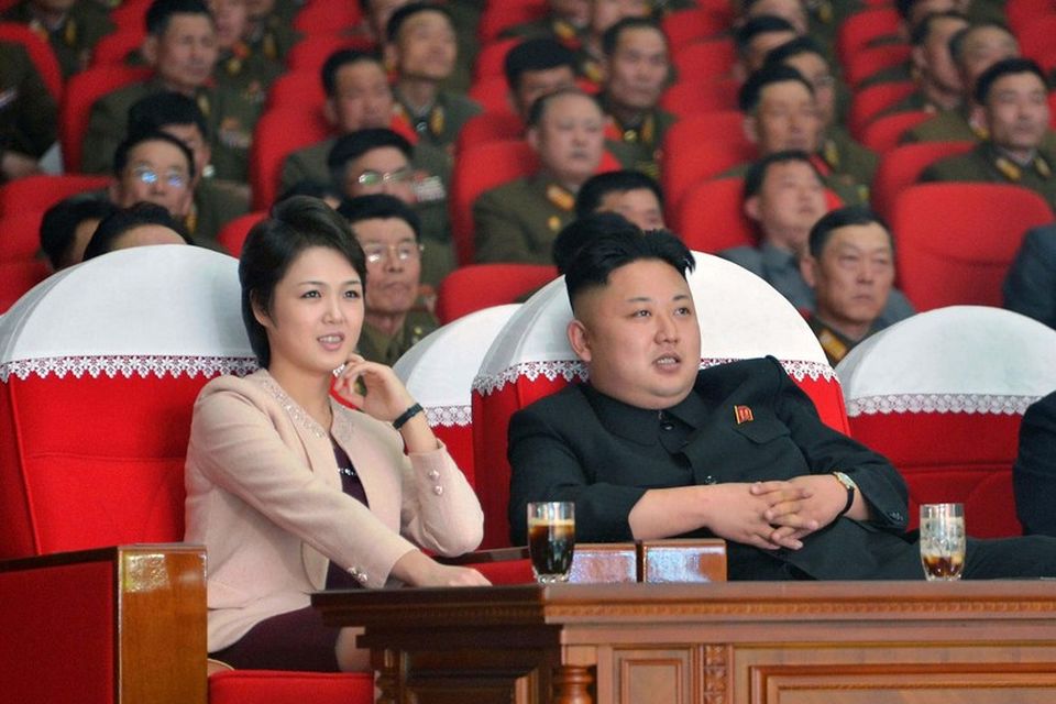Á sama tíma í Norður-Kóreu: Kim Jong-Un og eiginkona hans Ri Sol-Ju sóttu tónleika í …