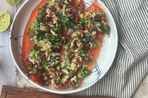 Bleikja með döðlum, sólþurrkuðum tómötum ásamt hvítlauk, límónusafa, rifnum límónuberki, parmesanosti og klettasalati.