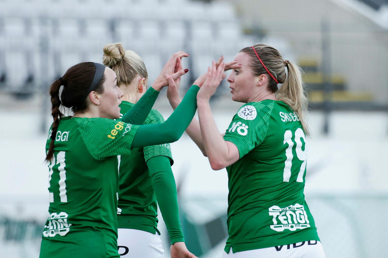 Samantha Smith og Berglind Björg Þorvaldsdóttir fagna marki.