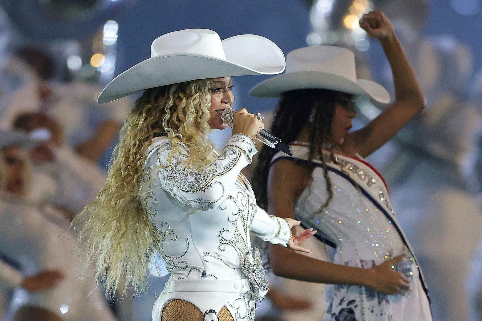 Beyoncé kom fram með dóttur sinni, Blue Ivy, í Houston …