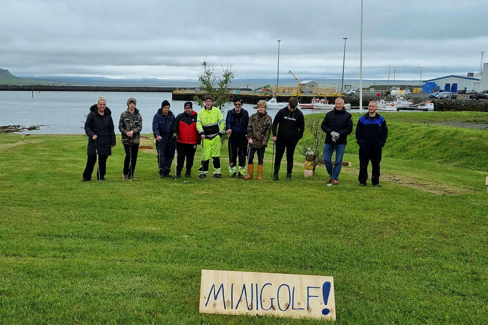 Nýgerður minigolfvöllur er í hjarta bæjarins og öflugir bæjarstarfsmenn munda …