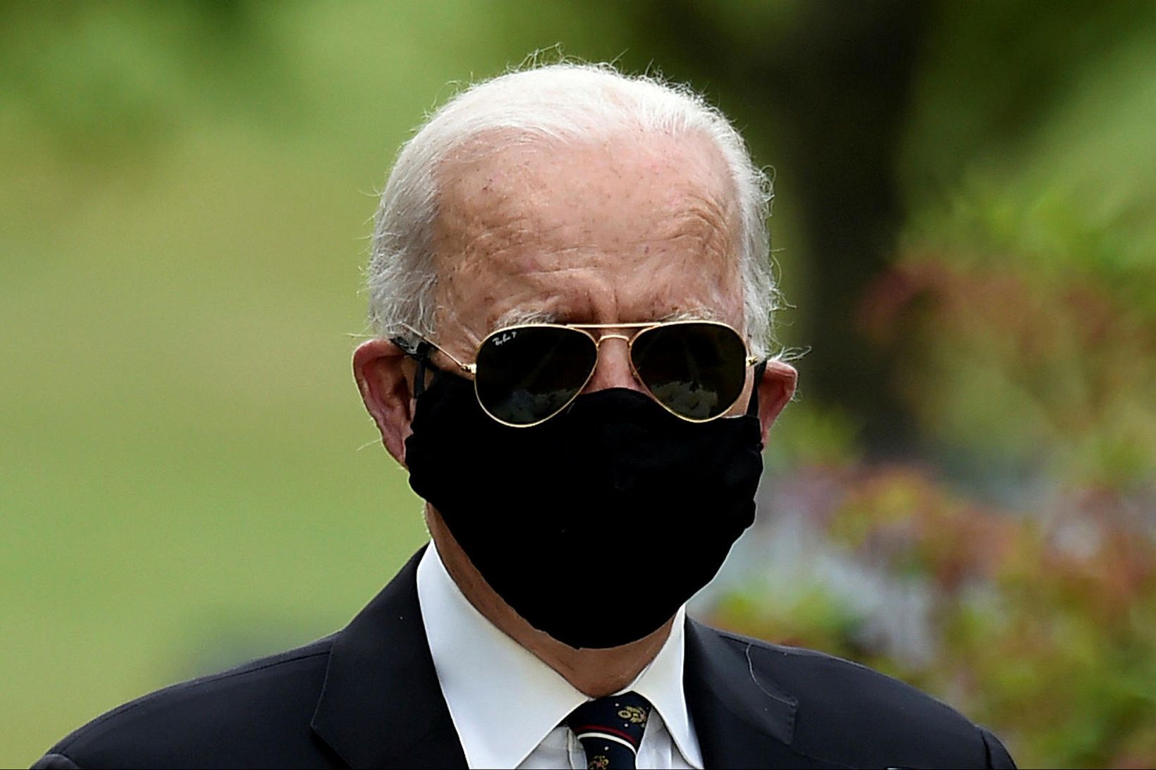 Joe Biden með grímuna í gær.
