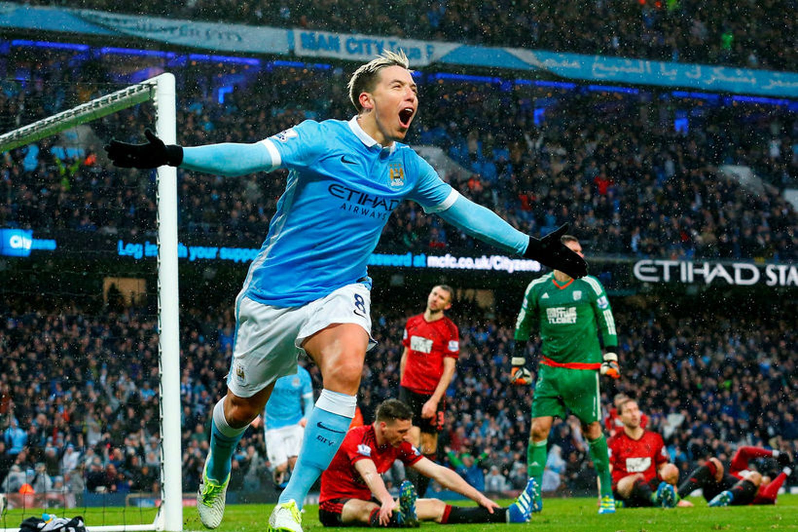 Samir Nasri fagnar marki fyrir Manchester City.