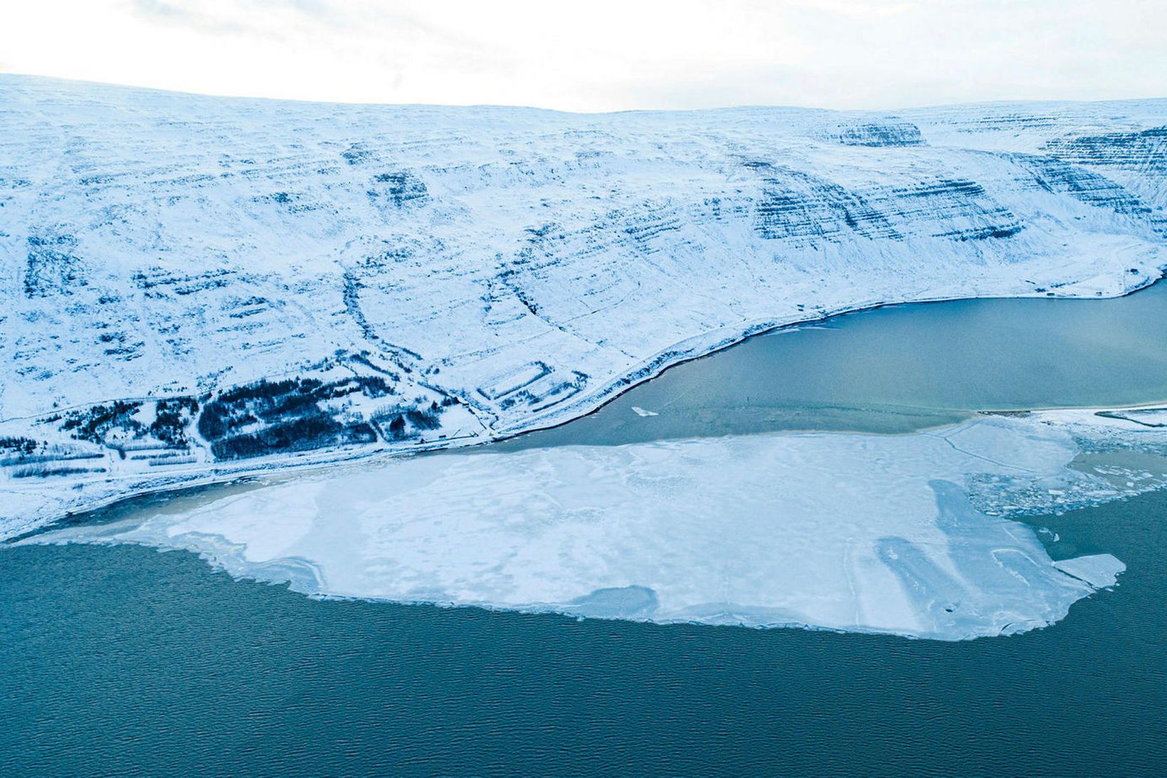 Ísspöng sem brotnaði úr íshellu innar í firðinum er erfiðari …