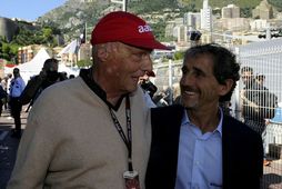 Niki Lauda (t.v.) með samferðamanni á dögum hans í formúlu-1, Frakkanum Alain Prost. Rauða derhúfan …