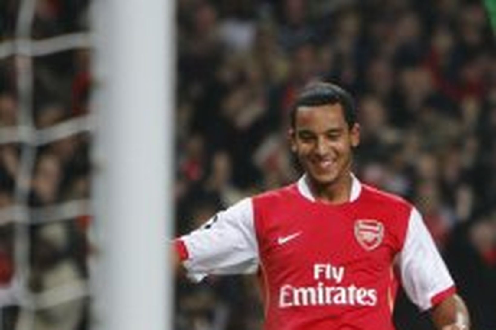 Theo Walcott fagnar einu markanna í gærkvöld ásamt Cesc Fabregas.