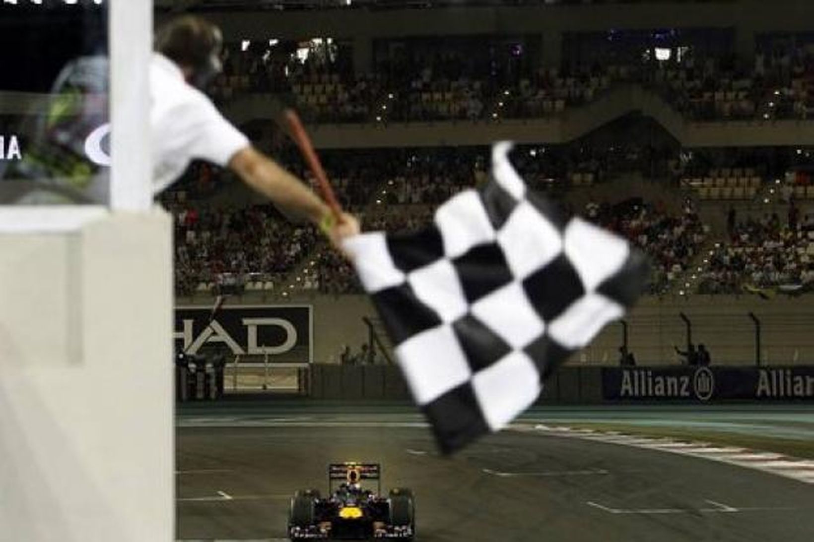 Vettel sigrar í Abu Dhabi.