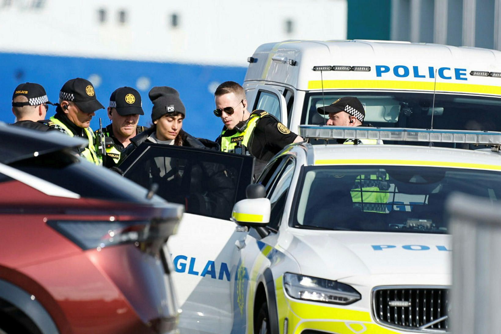 Anahita Babaei í fylgd lögreglu á leið inn í lögreglubíl.