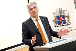 Benedikt Jóhannesson, fv. fjármálaráðherra, gagnrýnir stjórnarfrumvarp fjármálaráðherra um víxlverkun örorkulífeyrisgreiðslna mjög.