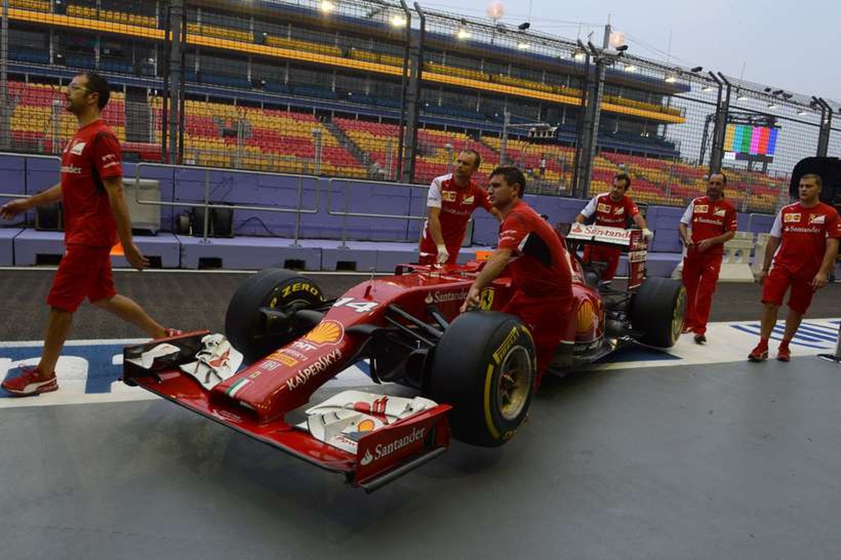 Liðsmenn Ferrari tilfæra keppnisbíl Fernando Alonso í Singapúr.