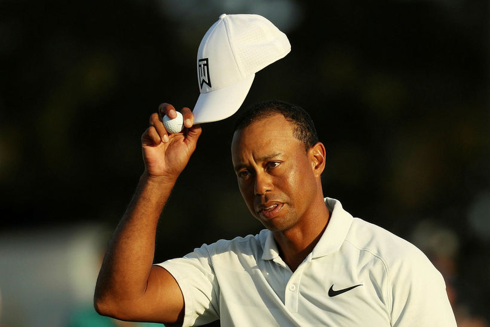 Tiger Woods þakkar áhorfendum fyrir stuðninginn á 18. holunni í …