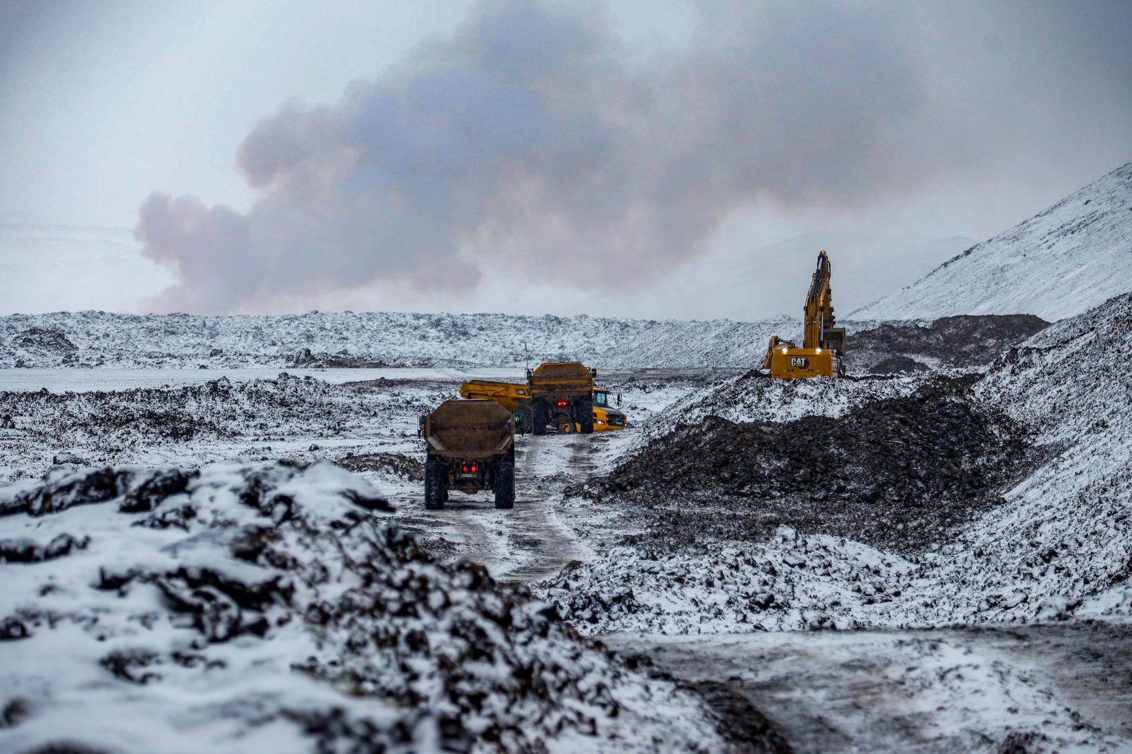 Vinna við gerð varnargarðanna við Svartsengi eftir að gosið hófst.