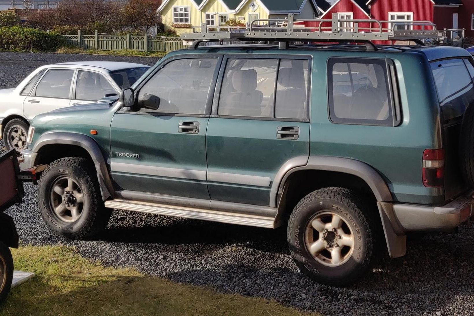 Bifreiðin er af gerðinni Isuzu Trooper og er með skráningarnúmerið …