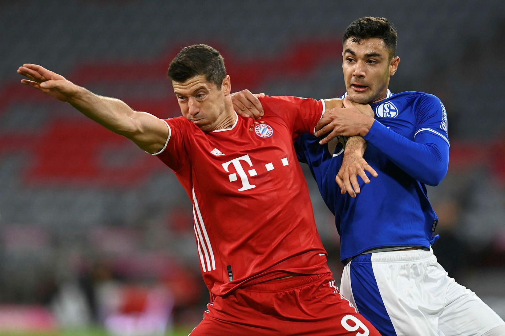 Robert Lewandowski og Ozan Kabak eigast við í leik Bayern …
