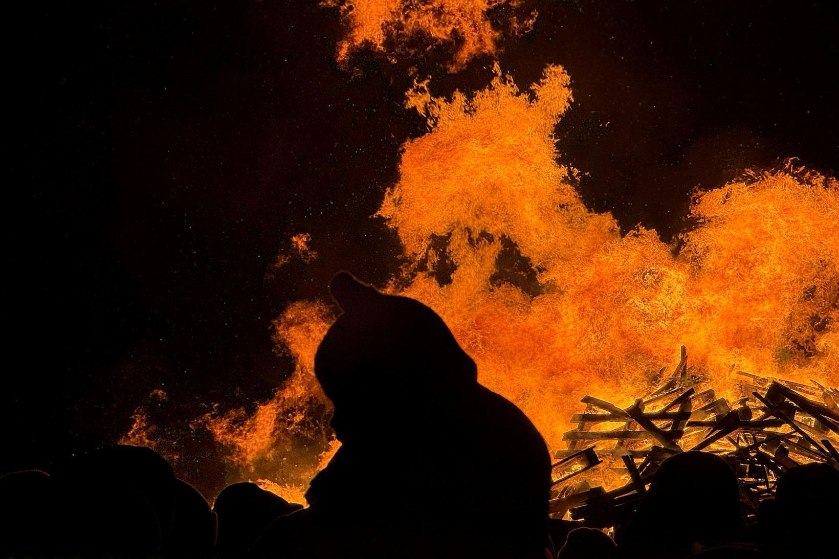 Þrettándabrenna á vegum KR við Ægisíðu var tendruð fyrr í …