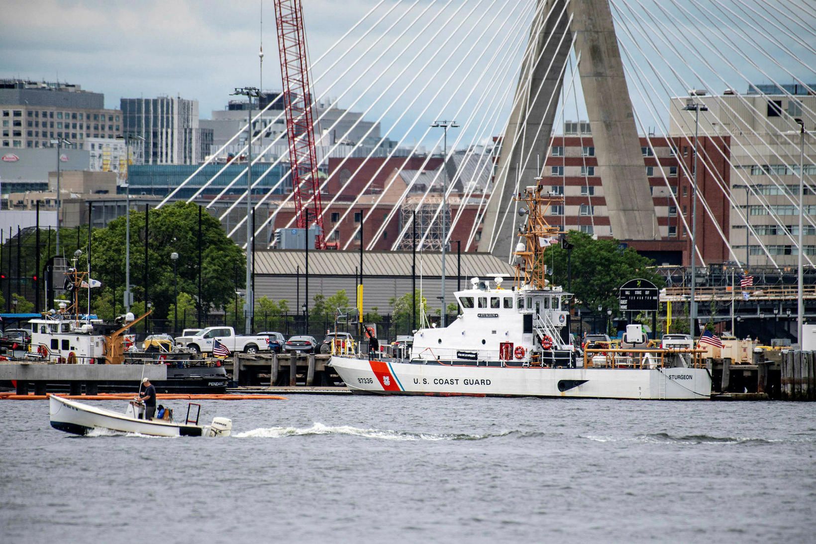 Frá höfninni í Boston í dag. Landhelgisgæslan leitar nú kafbátsins.