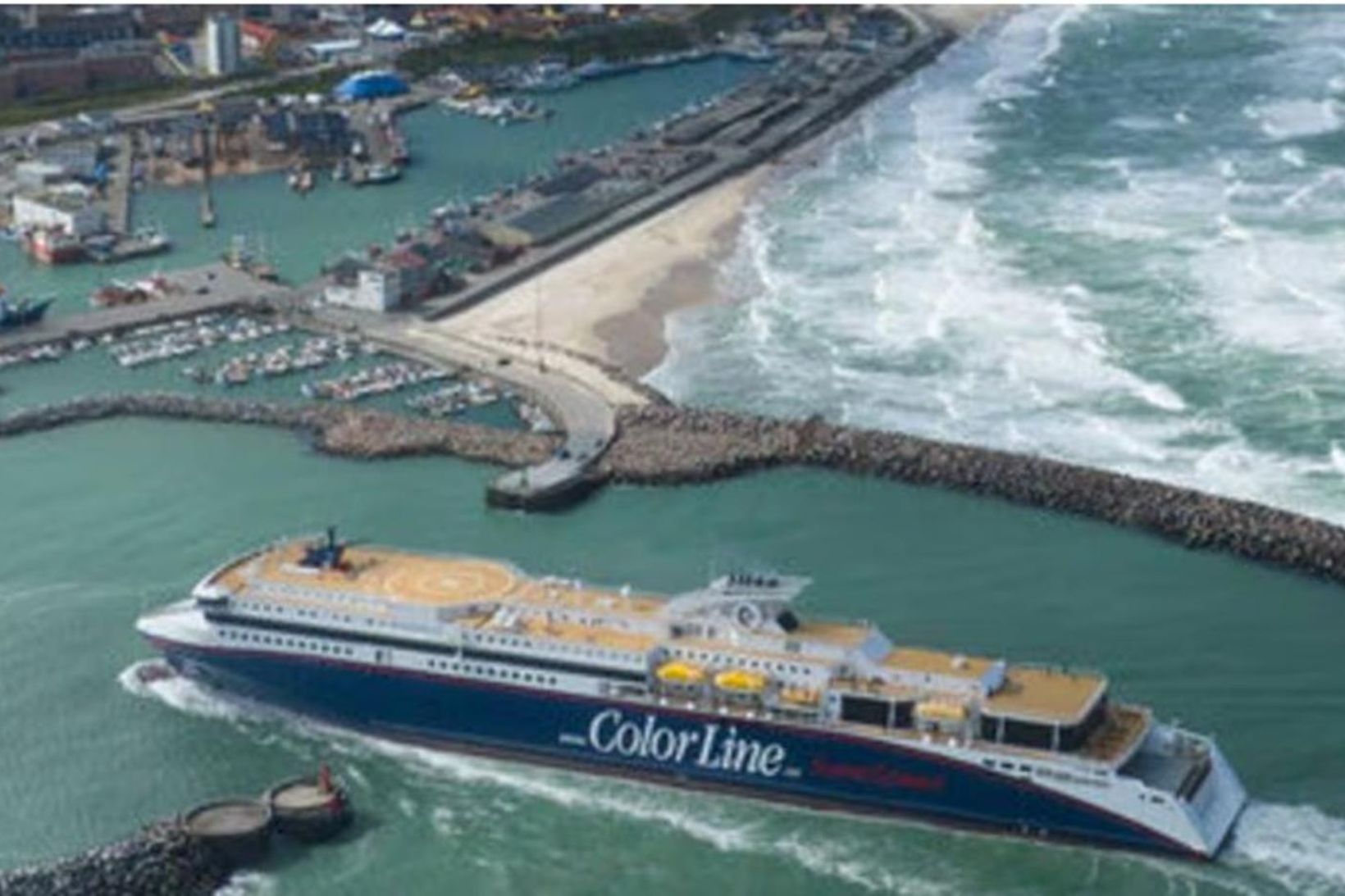 Ein af ferjum Color Line kemur til Hirtshals á norðurodda …