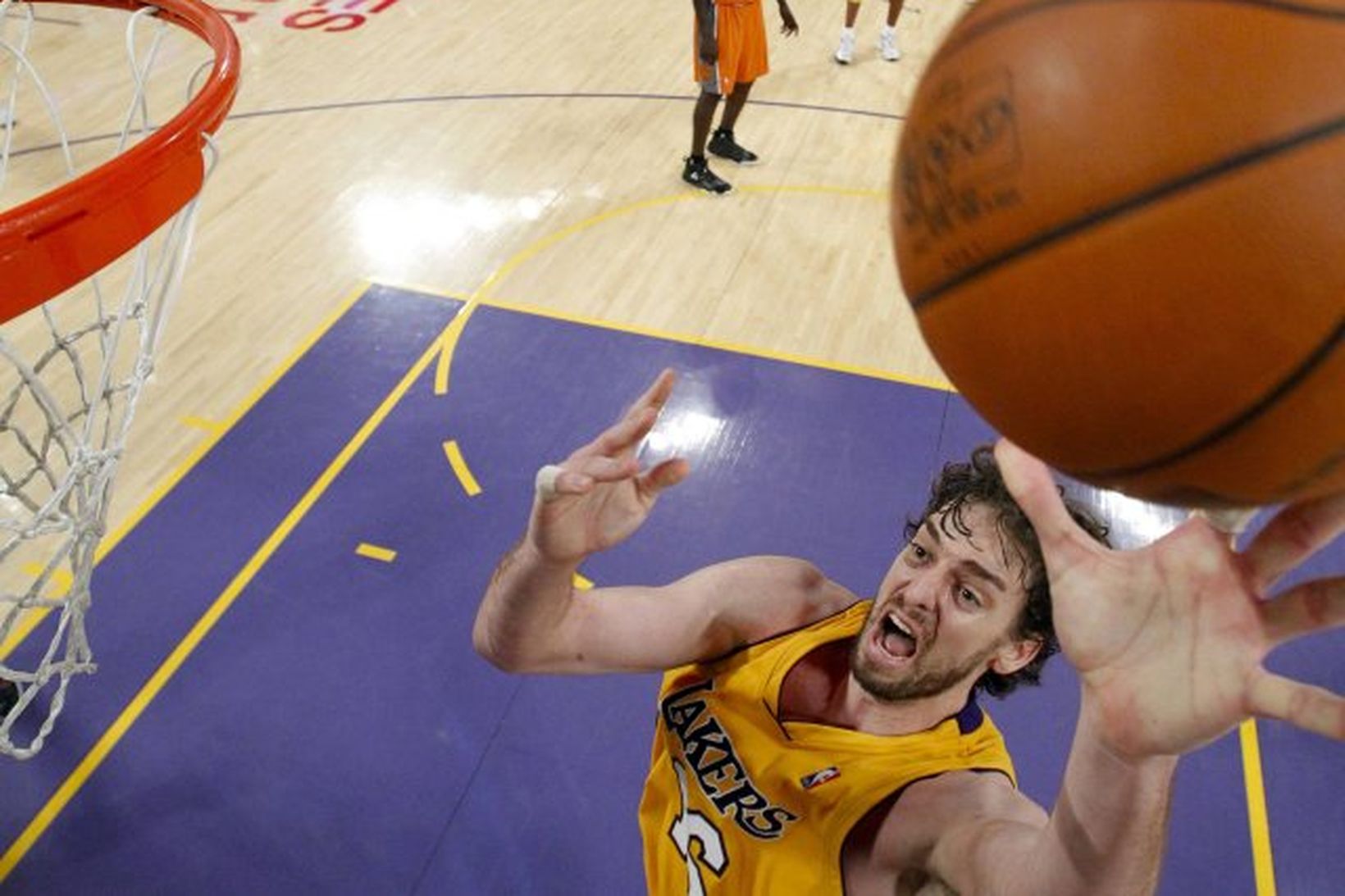 Pau Gasol skorar fyrir Lakers í leiknum í nótt.