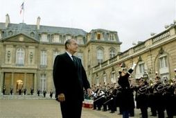 Jacques Chirac á leið á ríkisstjórnarfund í Elysee höll í París