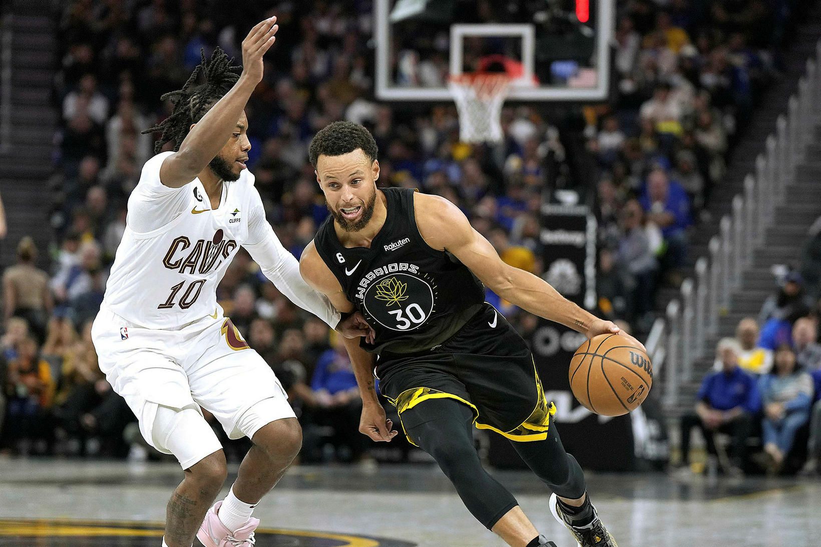 Darius Garland reynir að stöðva Steph Curry í nótt.