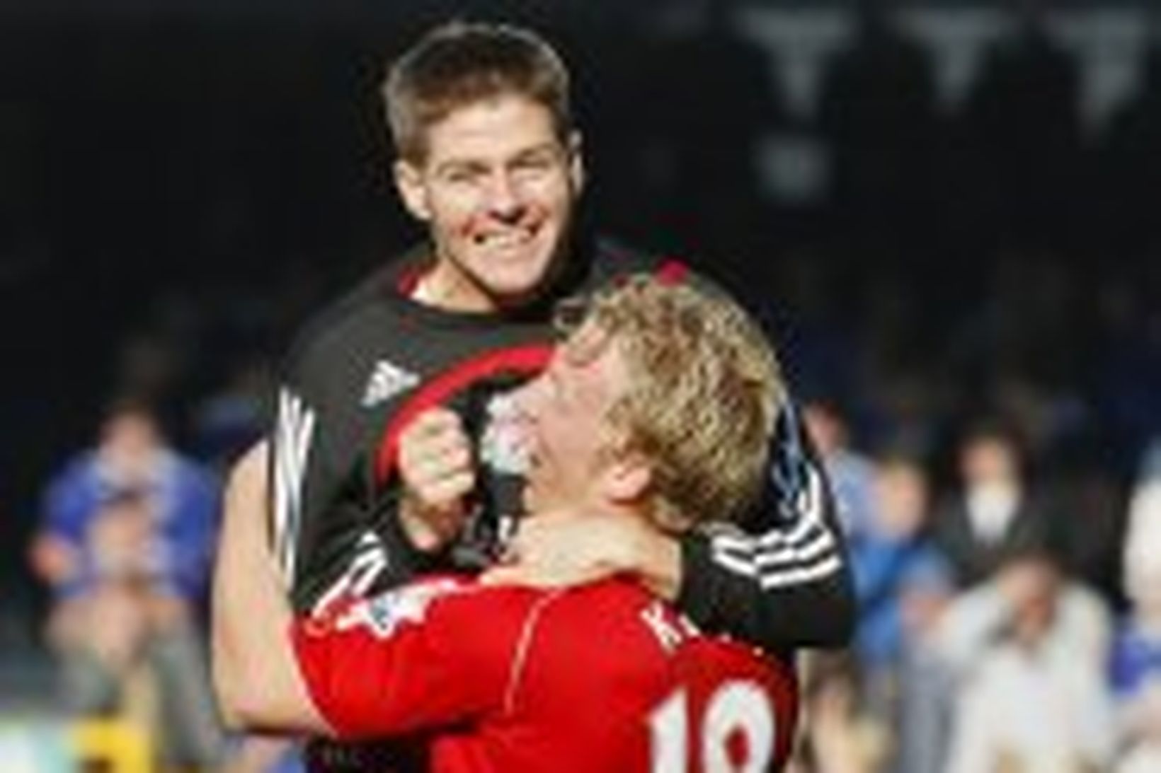 Steven Gerrard og Dirk Kuyt fagna sigri Liverpool á Everton.