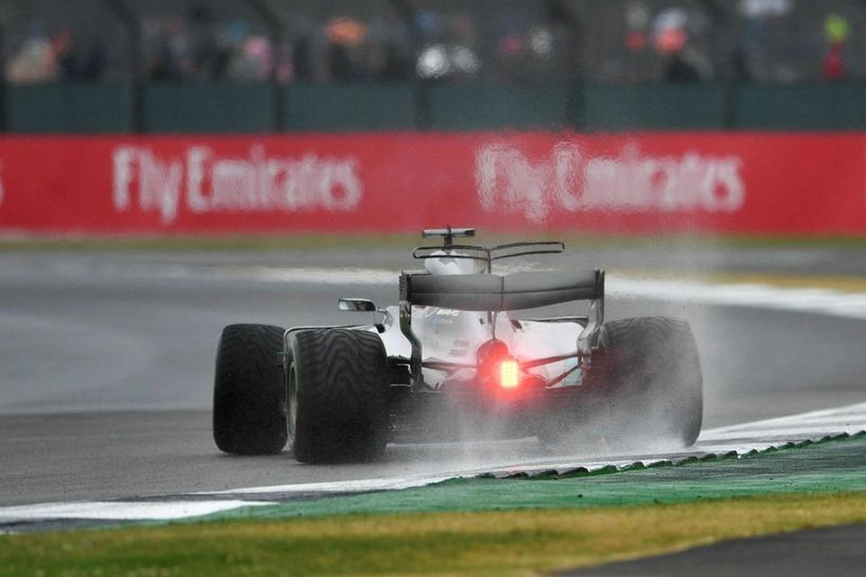 Lewis Hamilton á regndekkjum í byrjun tímatökunnar, en þá rigndi.