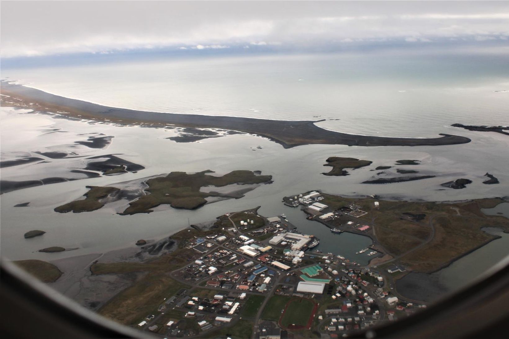 Flugsýn yfir ósinn sem getur verið illfær stórum skipum.