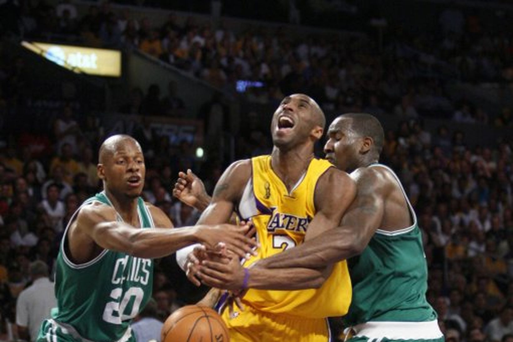 Ray Allen og Kendrick Perkins hjá Boston stöðva Kobe Bryant …