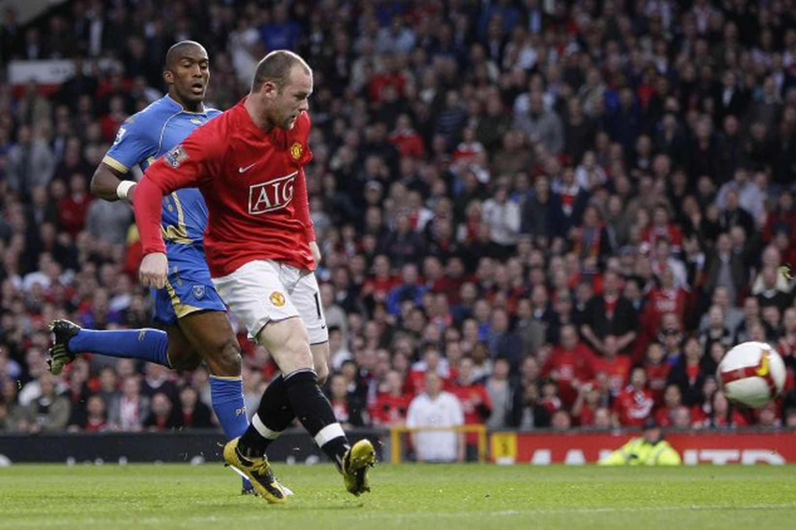 Wayne Rooney kemur Manchester United yfir gegn Portsmouth.