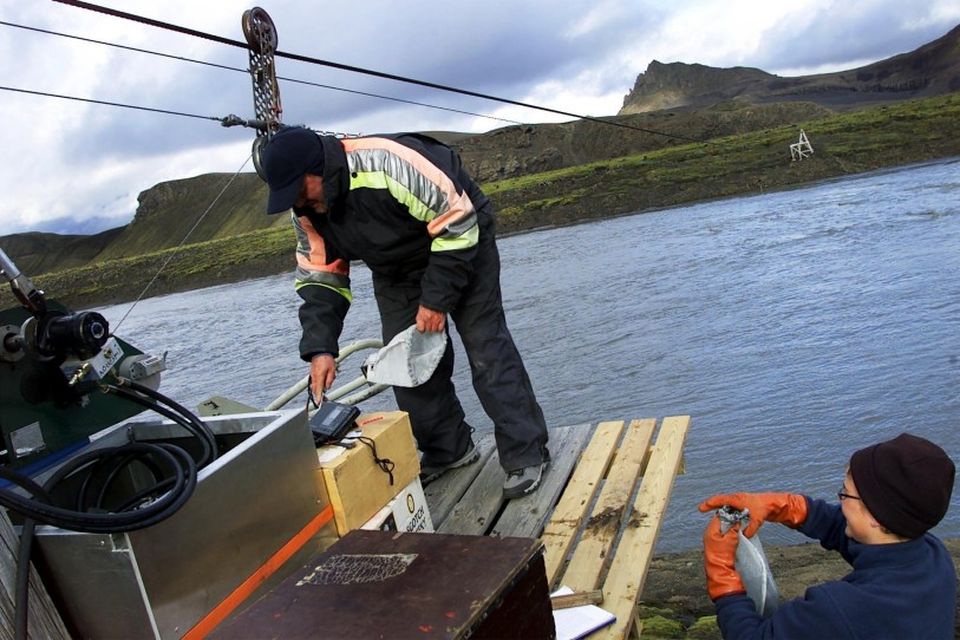 Unnið að vatnamælingum.