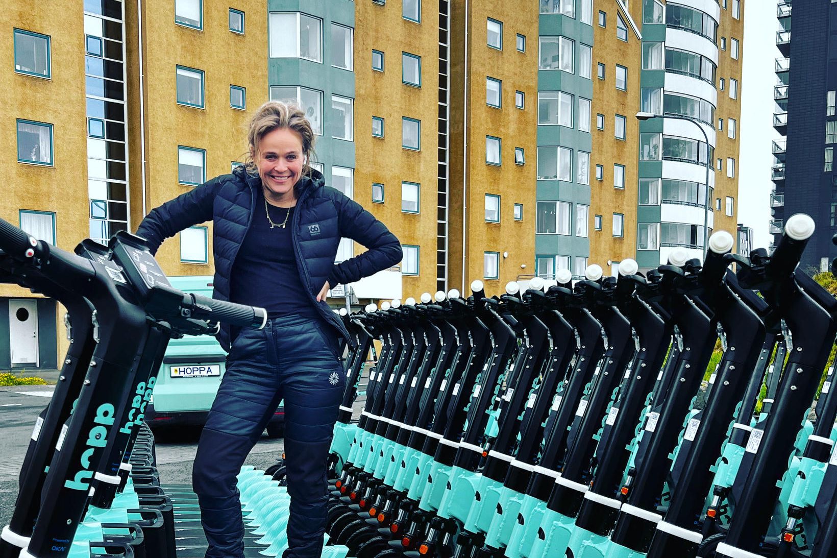 Sæunn Ósk Unnsteinsdóttir framkvæmdastjóri Hopp með nýrri gerð Hopp-hjóla.