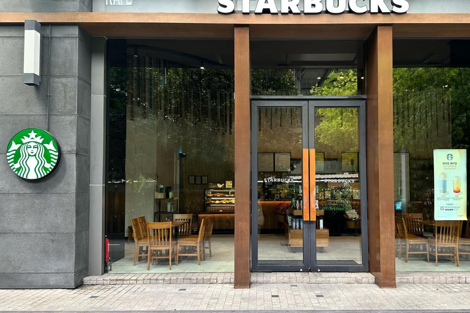 Til stendur að opna tvö kaffihús Starbucks á Íslandi og …