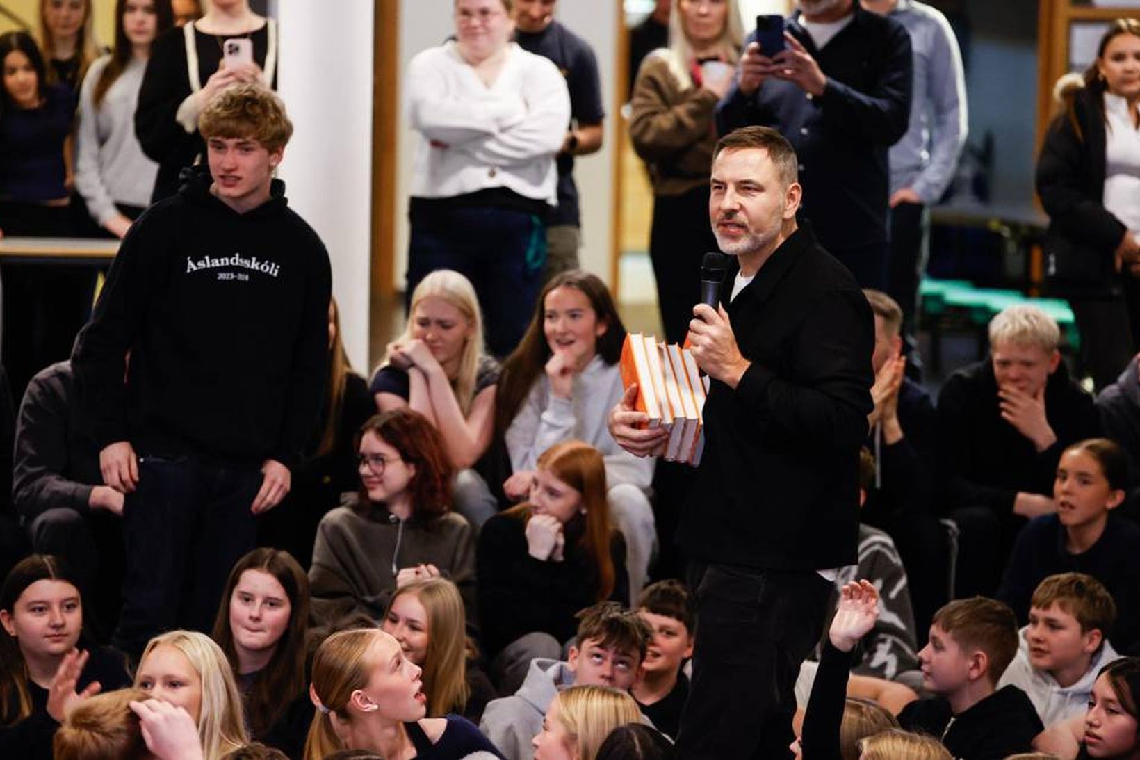 David Walliams heimsótti skólann í gær og ræddi við nemendur …