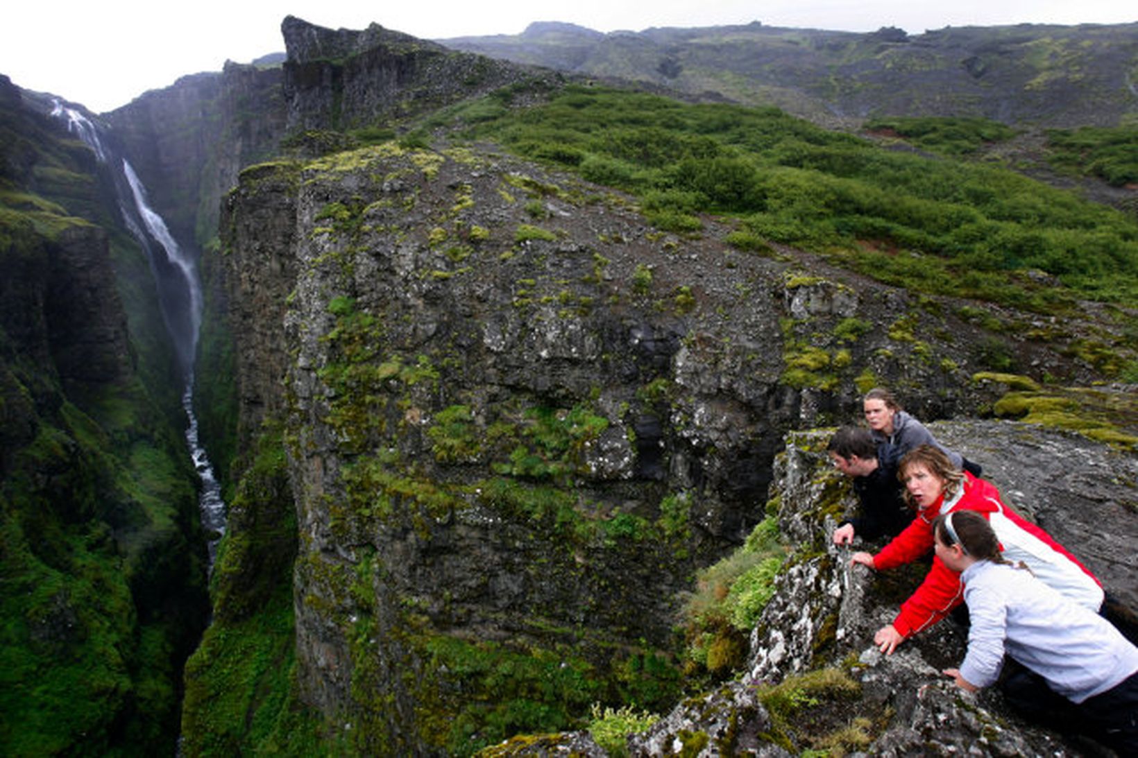 Konan var á gangi við Glym í Hvalfirði. Mynd úr …