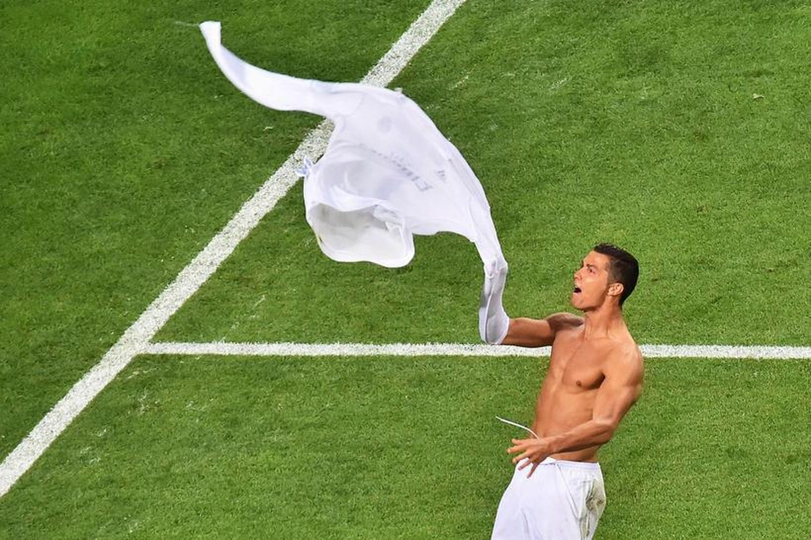 Cristiano Ronaldo fagnar í kvöld.