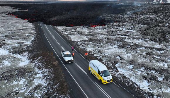 Munu vinna dag og nótt við að hækka varnargarðana