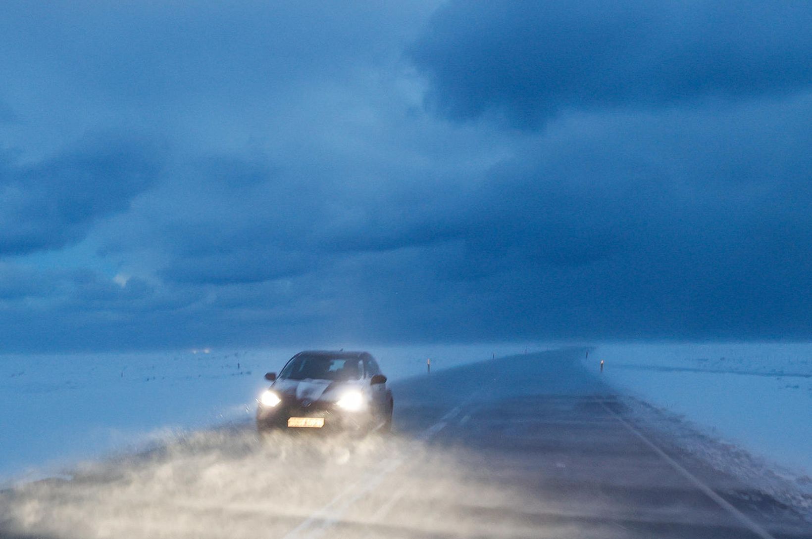 Lokað fyrir umferð á Reykjanesbraut og Hellisheiði