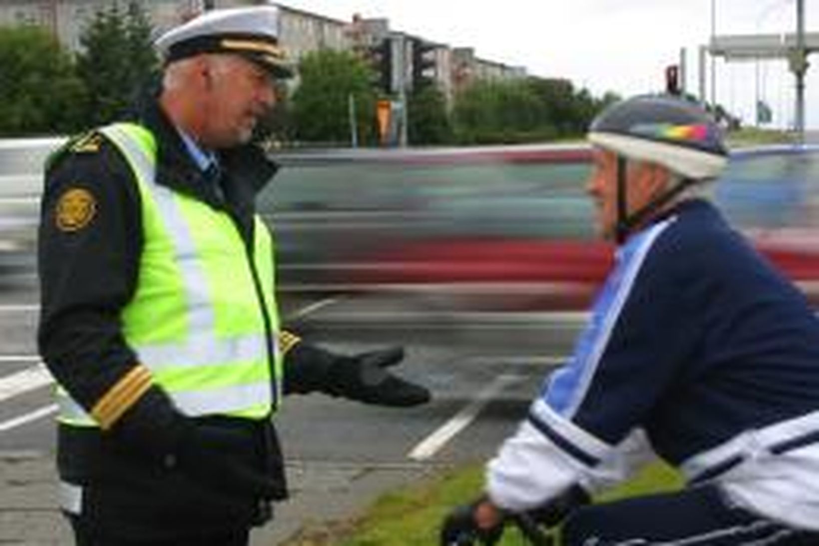 Geir Jón Þórisson yfirlögregluþjónn ræðir við Axel Kvaran, fyrrverandi lögreglumann …