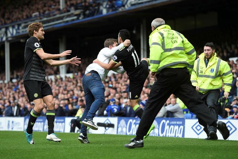 Pedro fagnar hér marki sínu fyrir Chelsea gegn Everton í dag.