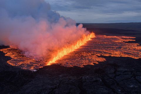 The eruption at the Sundhnúkagígar crater row that began last night is located northeast of Stóra-Skógfell.