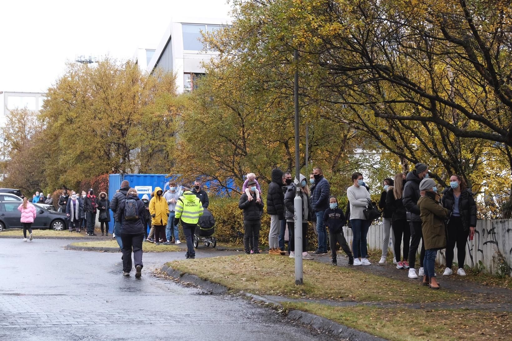 Fjöldi fólks mætti í skimun og sýnatöku á vegum heilsugæslu …