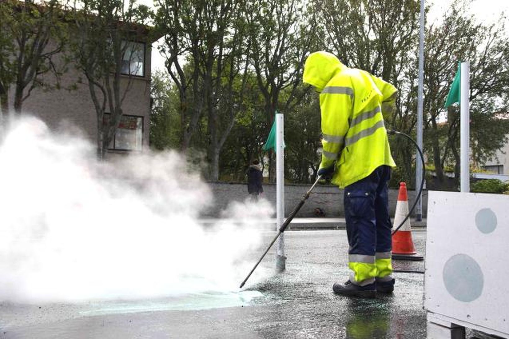 Starfsmenn að háþrýstiþvo Hofsvallagötu.