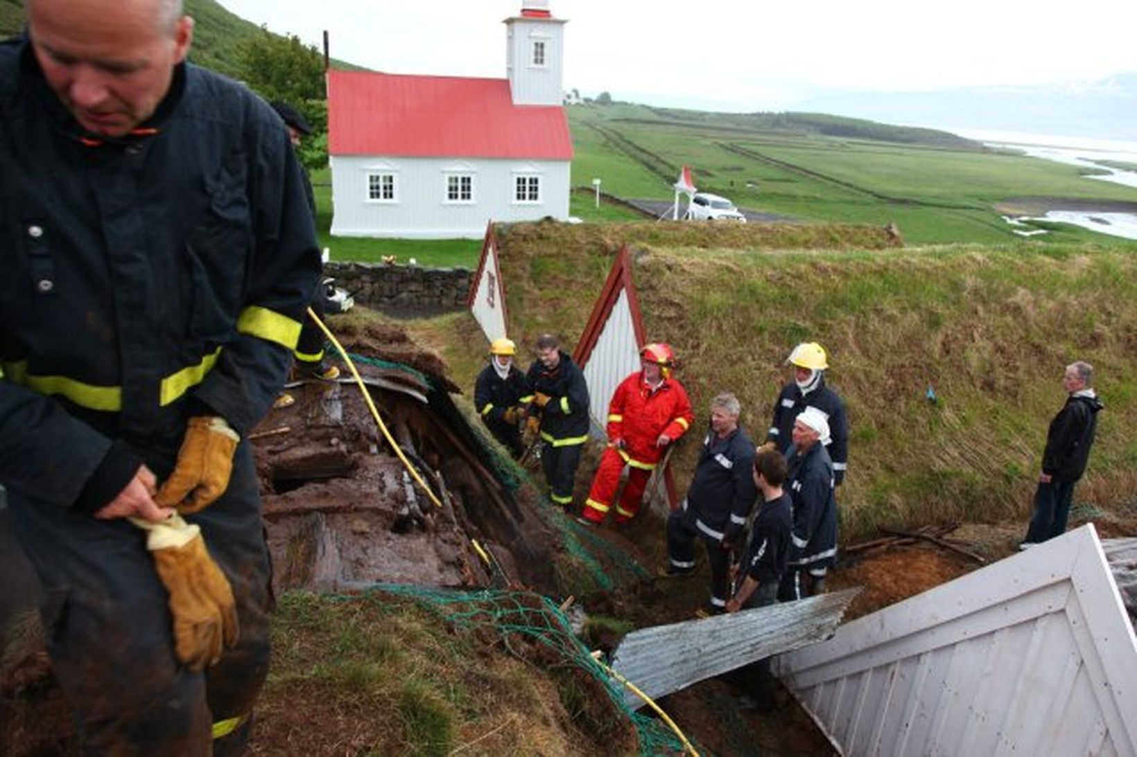 Slökkviðlið að störfum í Laufási.