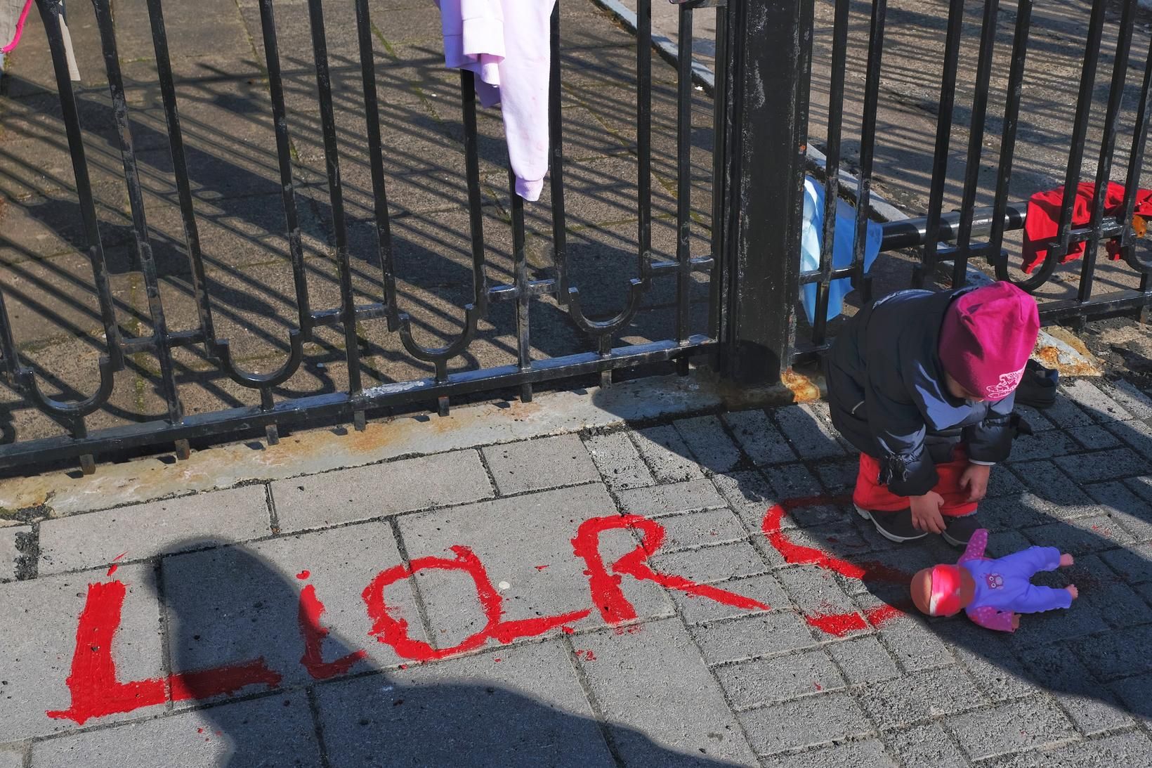 „Liars“ hefur verið skrifað með rauðri málningu fyrir framan hlið …