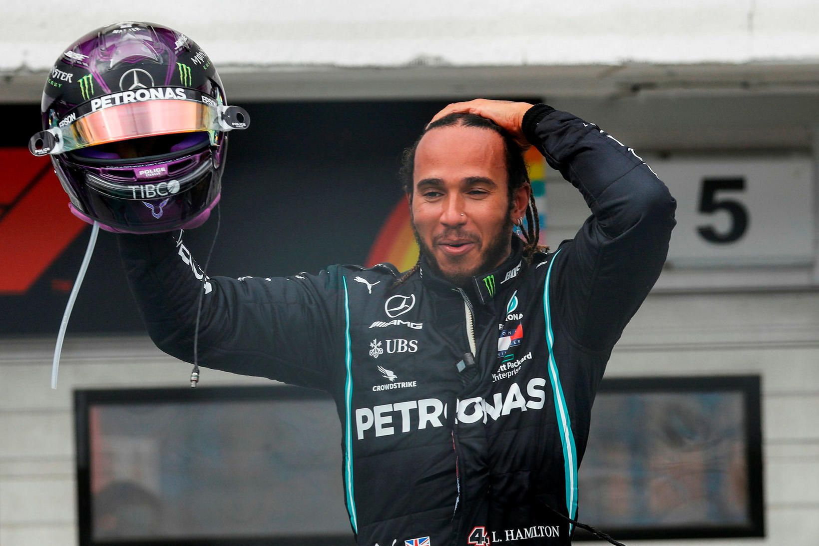 Lewis Hamilton fagnar sigrinum í Búdapest í dag.