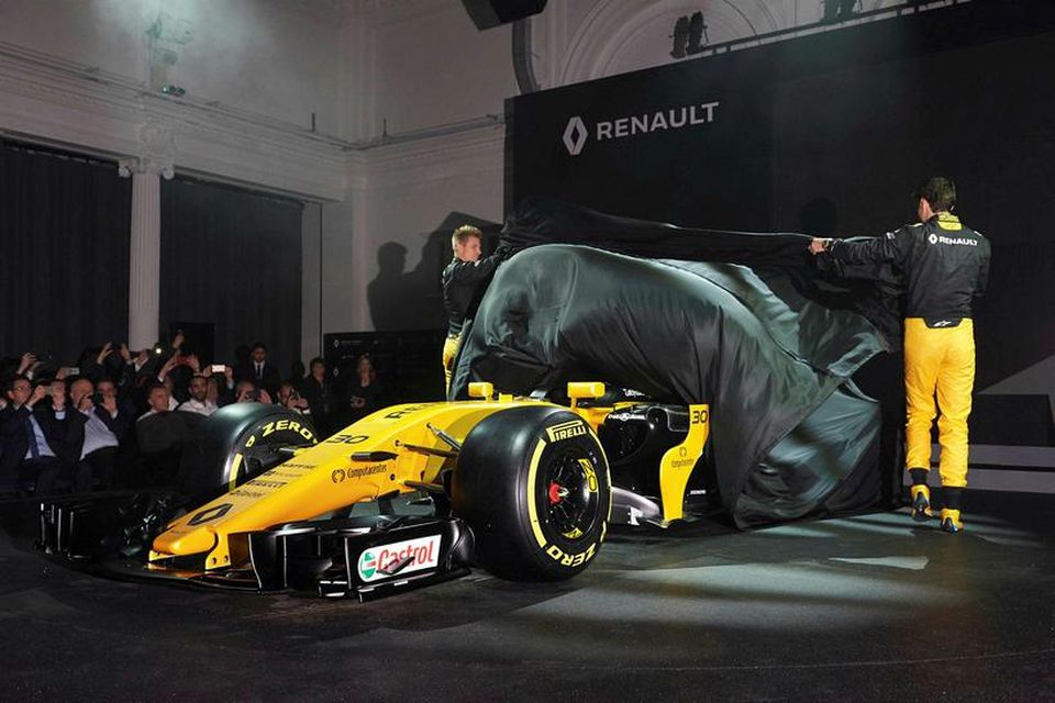 Jolyon Palmer og Nico Hülkenberg svipta bíl Renault hulunni.