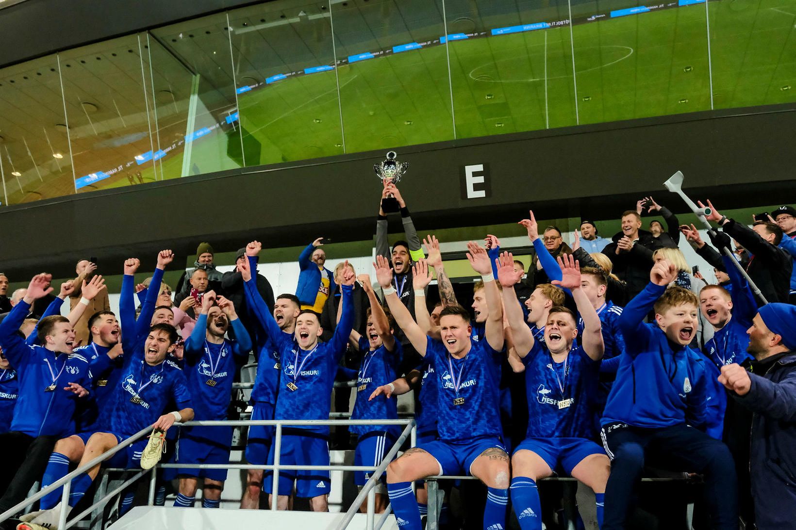 Leikmenn Víðis fagna sigri í neðrideildabikar karla í knattspyrnu eftir …